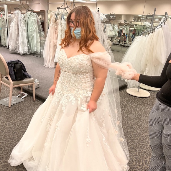 David’s Bridal wedding dress; complete with veil and rose gold belt - Picture 11 of 12